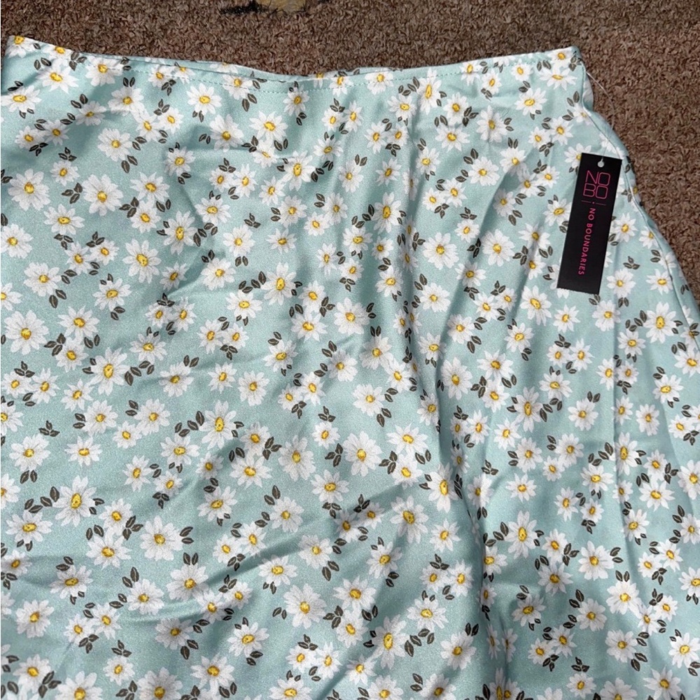 No boundaries white daisies women’s floral mini skirt size small, 3-5! - Picture 3 of 4